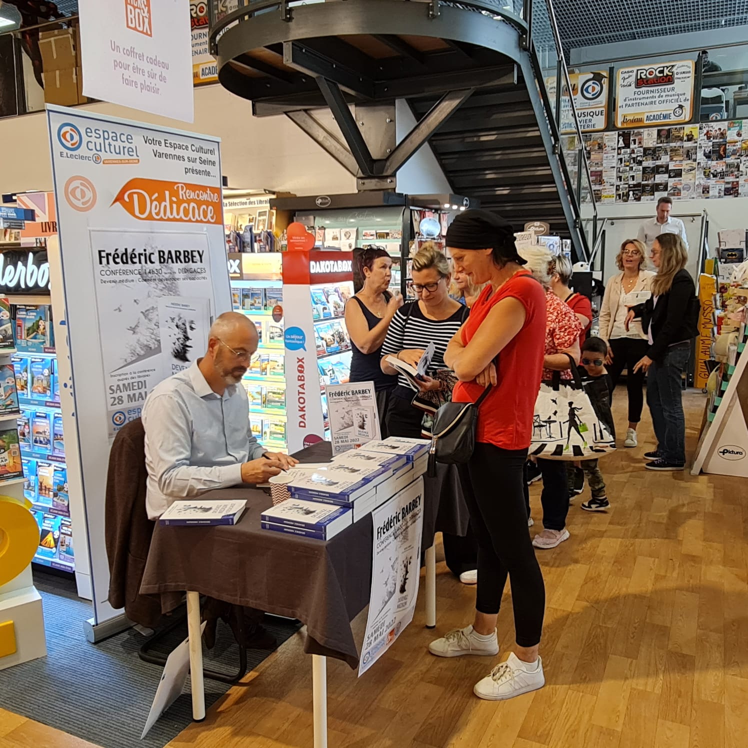 Frédéric Barbey en séance de dédicace de son livre en librairie